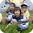 土手で遊ぶ園児たち