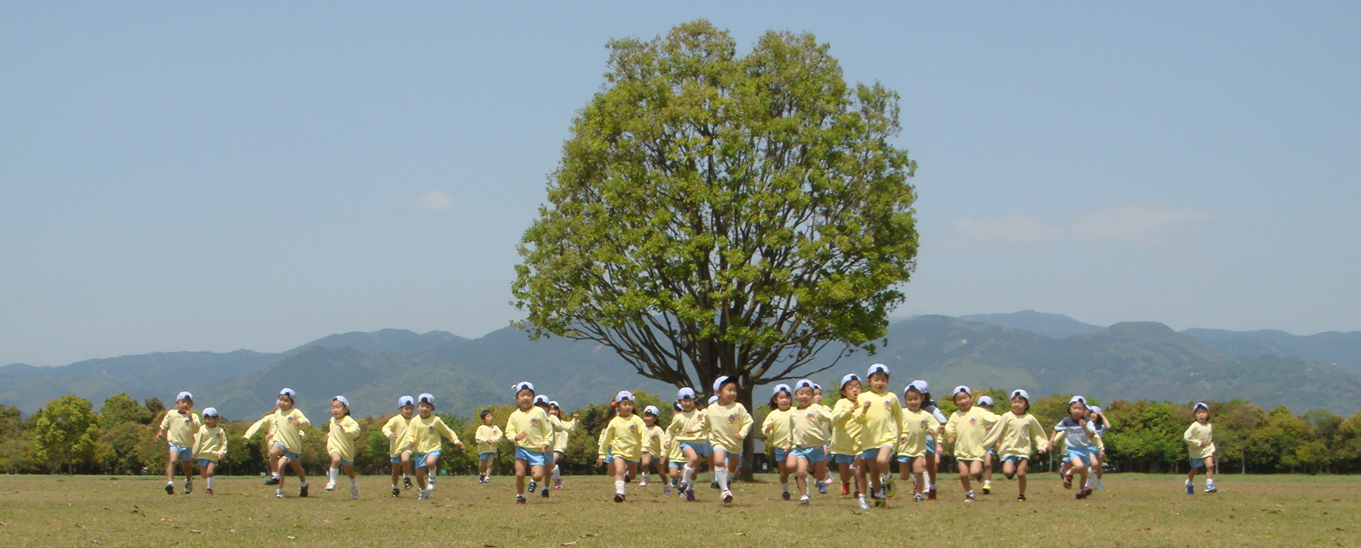 走る園児たち