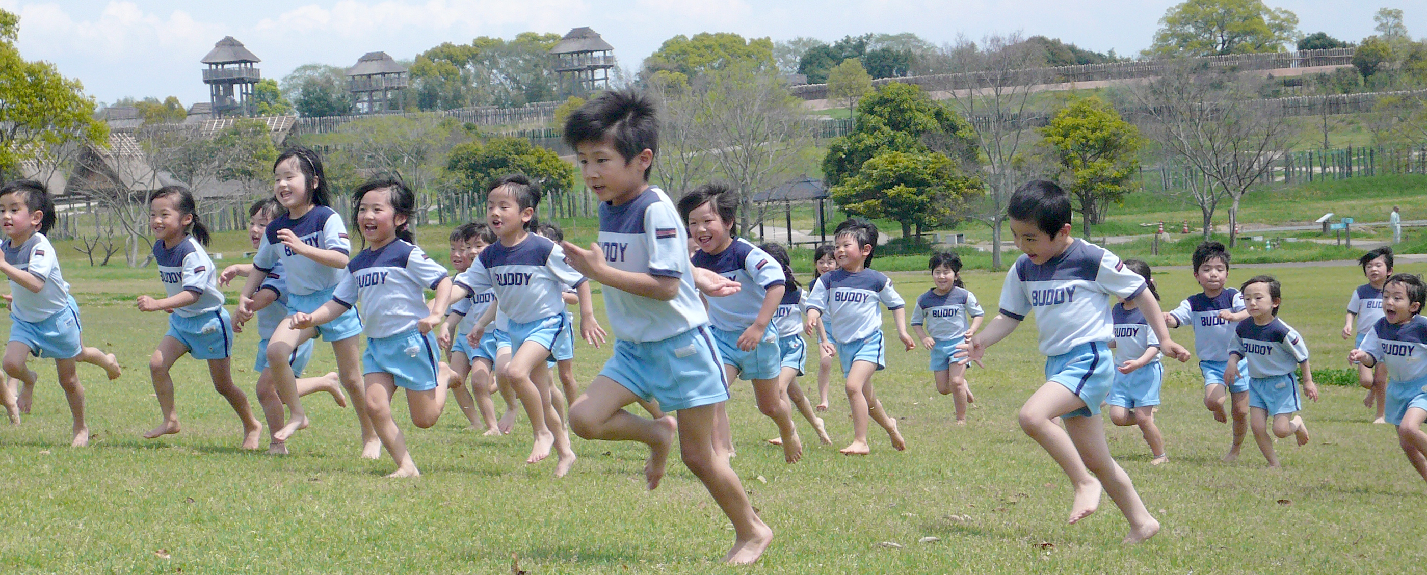 元気に遊ぶ園児たち