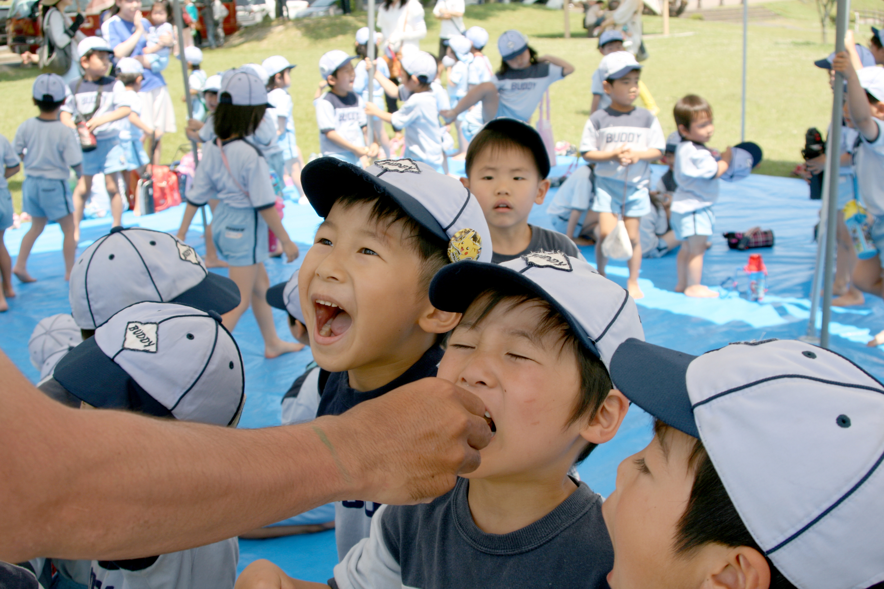 ヨモギ団子を食べる園児