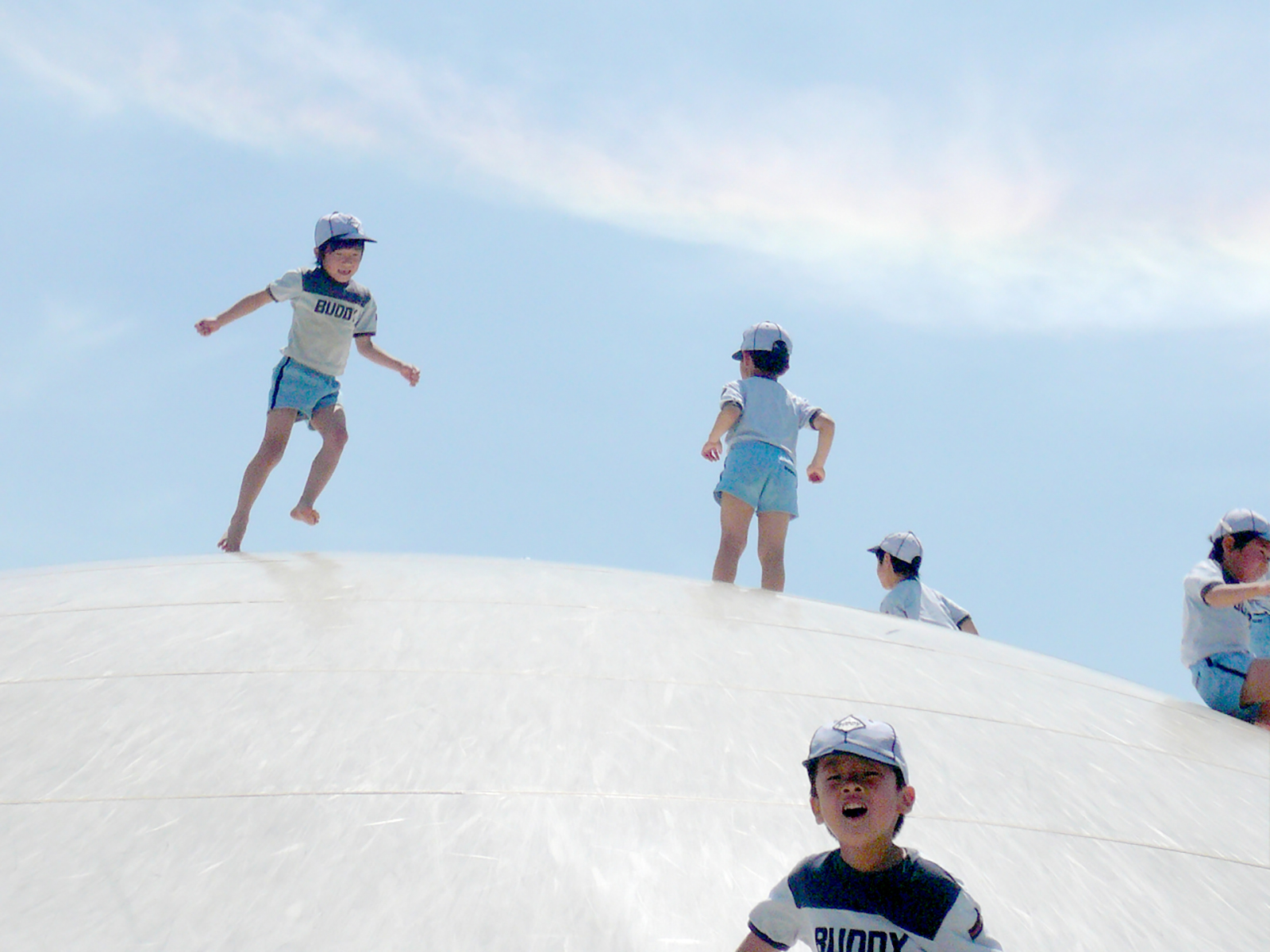 公園で遊ぶ園児たち