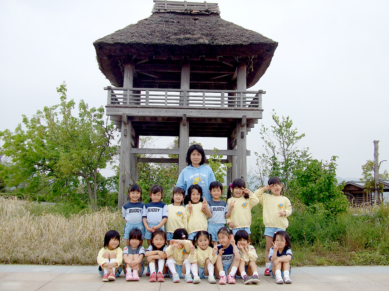 先生と園児たち