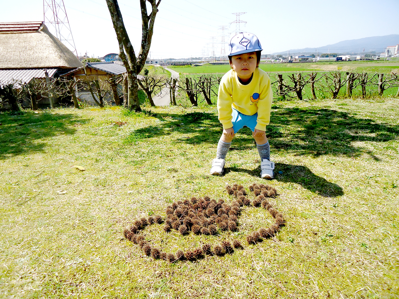 栗柄でバディロゴをつくる園児