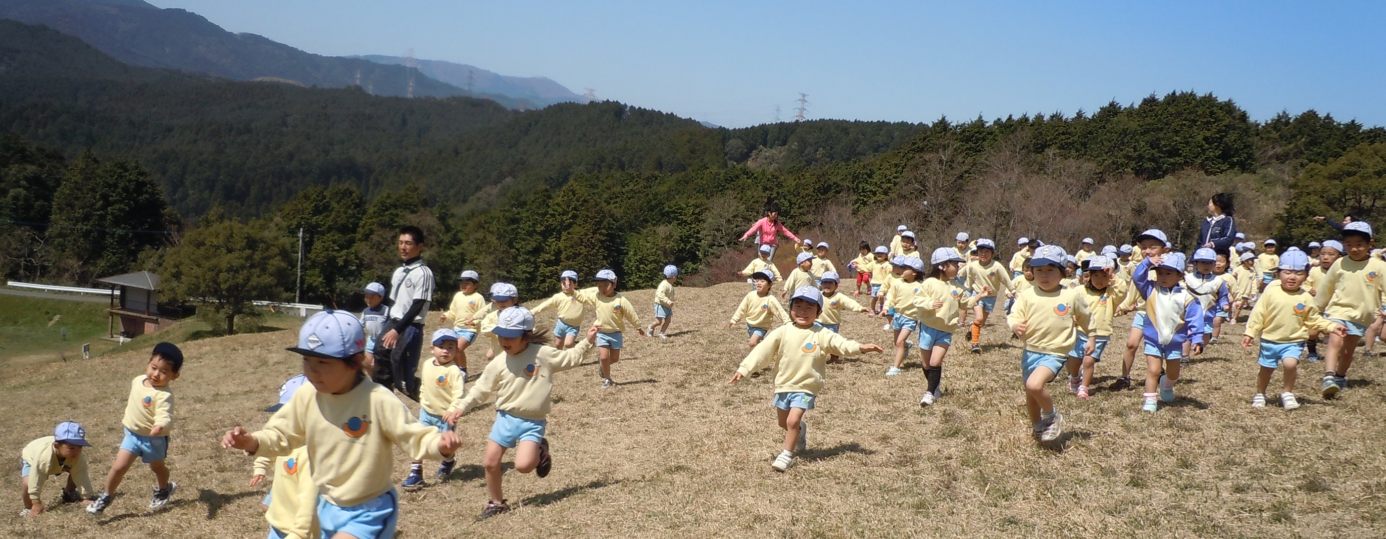 土手で遊ぶ園児たち